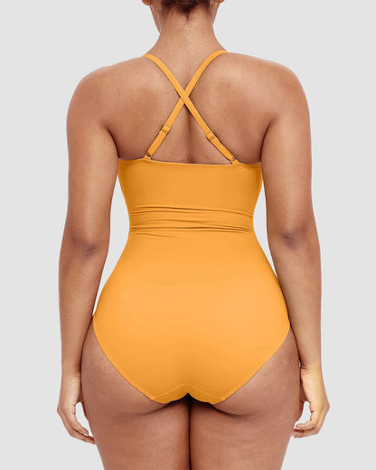 Icone™ ShapingSwimsuit: Elegant kryssede stropper bak, figurformende badedrakt