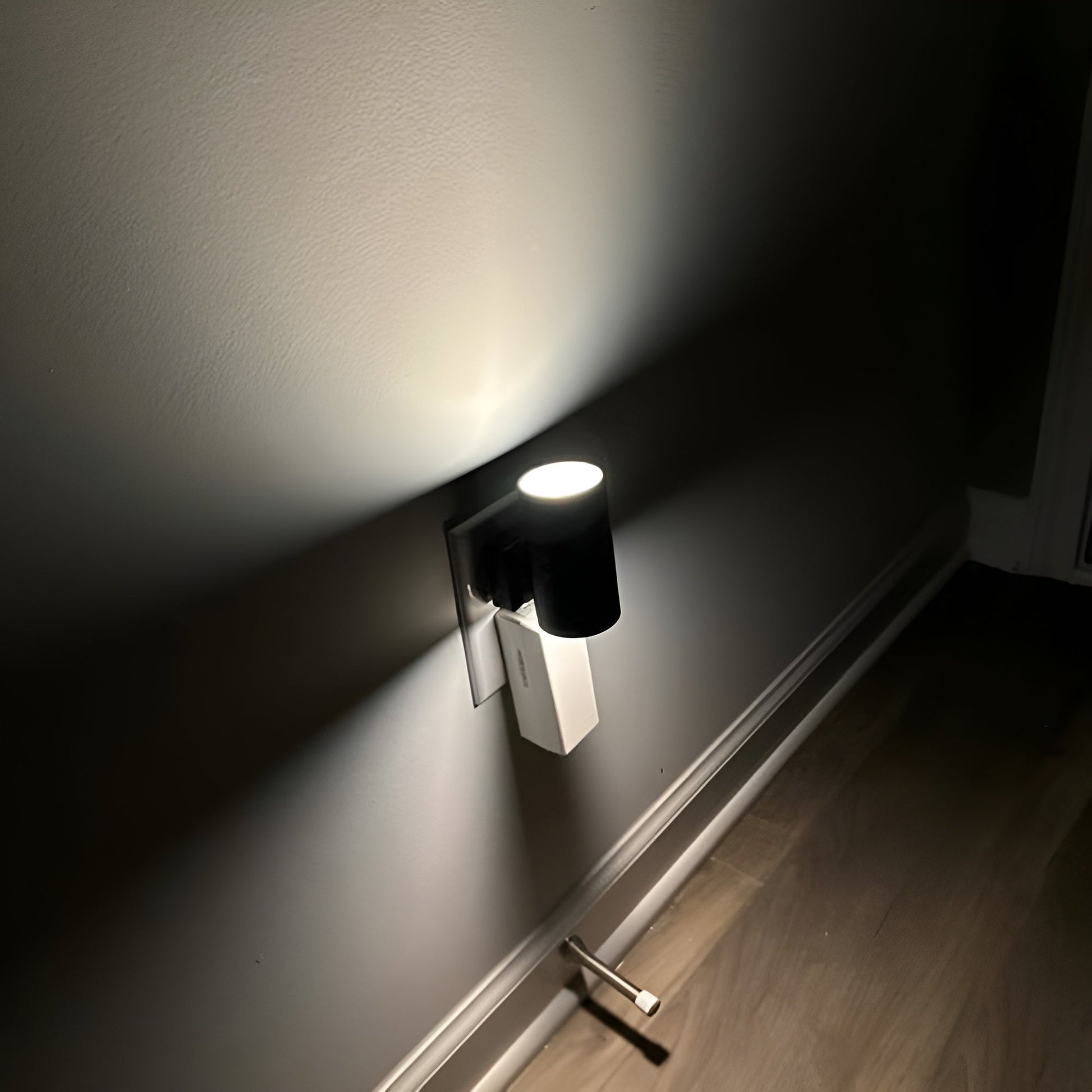 Ledsen™ NightLight: Moderne Bærbar Dimbar Plug-In Nattlys