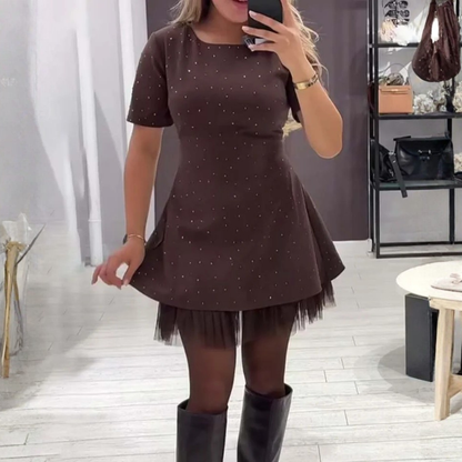 Icone™ MiniDress: Elegant Kortærmet Mini Kjole Med Funklende Blonder Trim