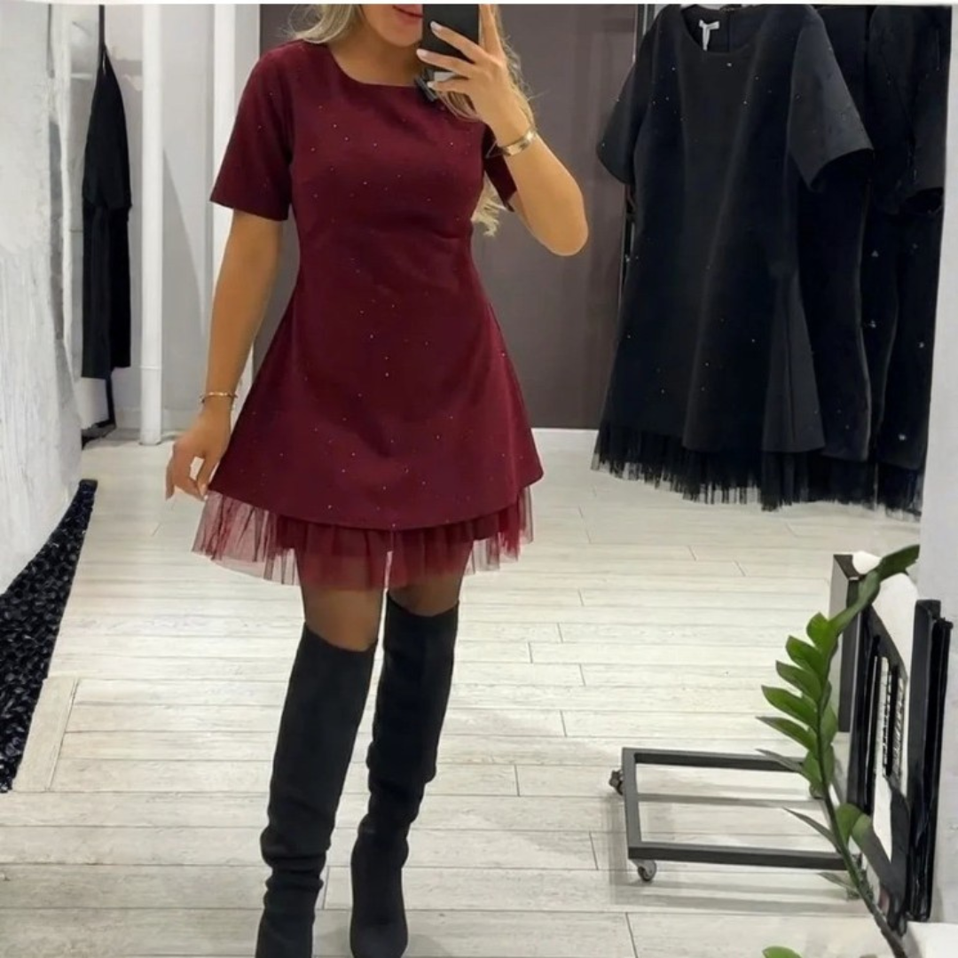 Icone™ MiniDress: Elegant Kortærmet Mini Kjole Med Funklende Blonder Trim