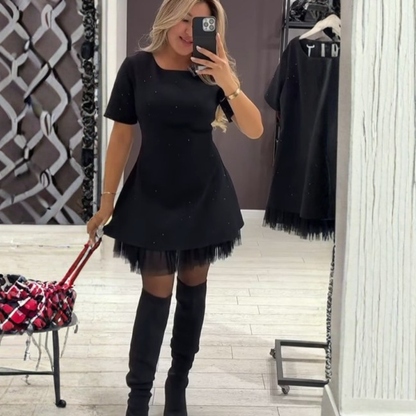 Icone™ MiniDress: Elegant Kortærmet Mini Kjole Med Funklende Blonder Trim