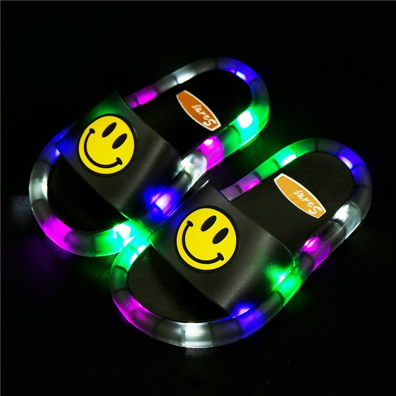Kletshuts™ GlowSlippers 1+1 GRATIS: LED Sutsko Med Farveskiftende Lys Til Børn Hjemmesko