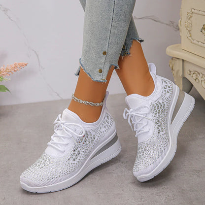 Happy™ WomenSneakers: Stilfull Pustende Kile Dame Sneakers Med Glitrende Rhinsteiner