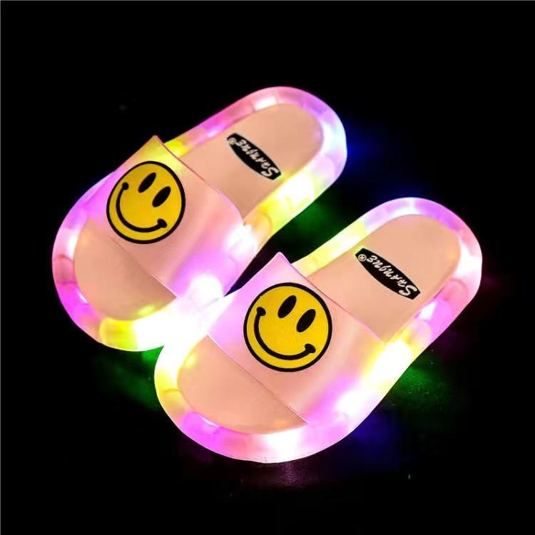 Kletshuts™ GlowSlippers 1+1 GRATIS: LED Sutsko Med Farveskiftende Lys Til Børn Hjemmesko