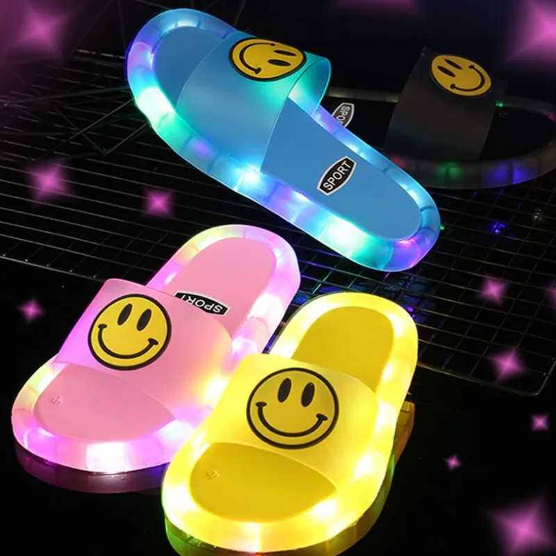 Kletshuts™ GlowSlippers 1+1 GRATIS: LED Sutsko Med Farveskiftende Lys Til Børn Hjemmesko
