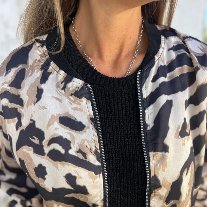 Icone™ ZebraJacket: Elegant Stilfull Zebramønster Jakke