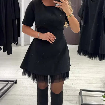 Icone™ MiniDress: Elegant Kortærmet Mini Kjole Med Funklende Blonder Trim